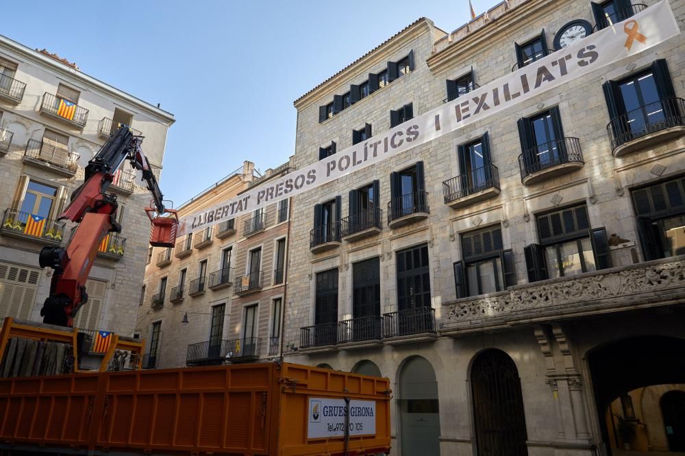 Pengen la pancarta en suport dels presos davant de l'Ajuntament de Girona