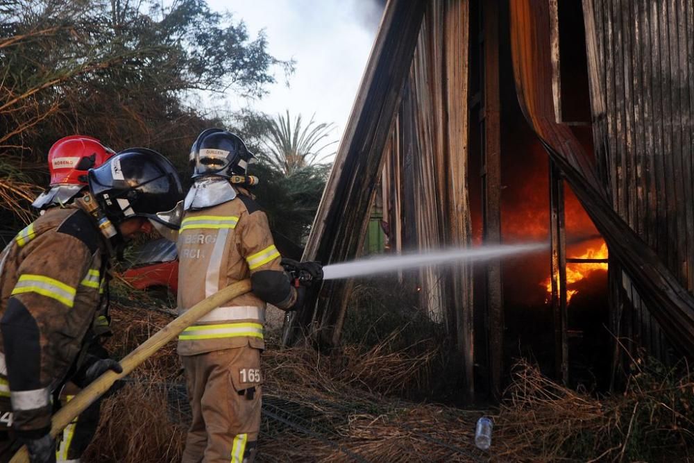 Arde una tienda de neumáticos en Murcia