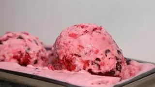Un 'must' del verano para todos: helado de yogur y frambuesas sin azúcar