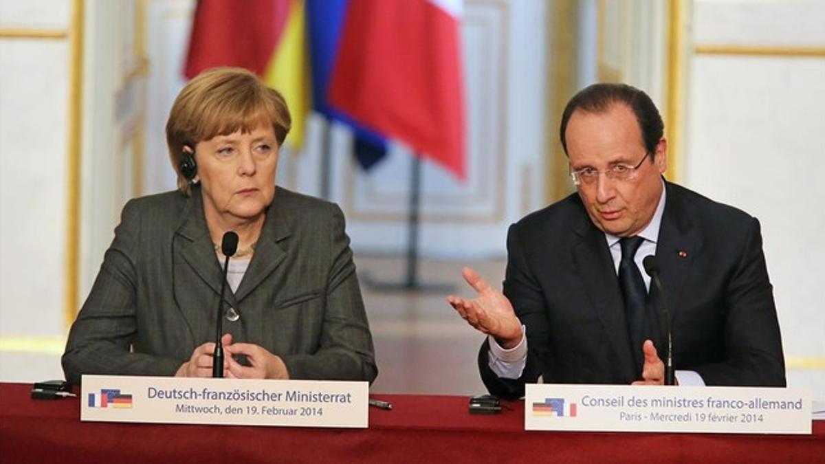 Merkel y Hollande intervienen en una rueda de prensa conjunta en el Elíseo, este miércoles.