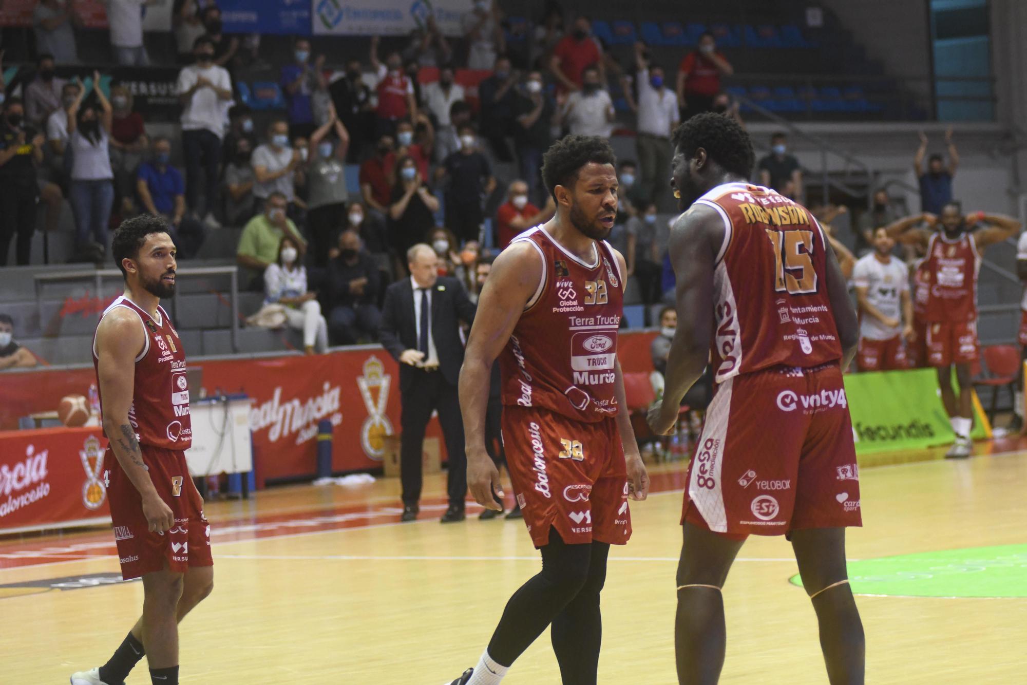 El Real Murcia sorprende al Granada y fuerza el tercer partido del play off de ascenso (69-62)