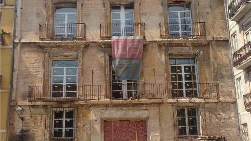 El edificio, cuyas obras han estado paradas más de un año, está en la plaza Santa Cruz.