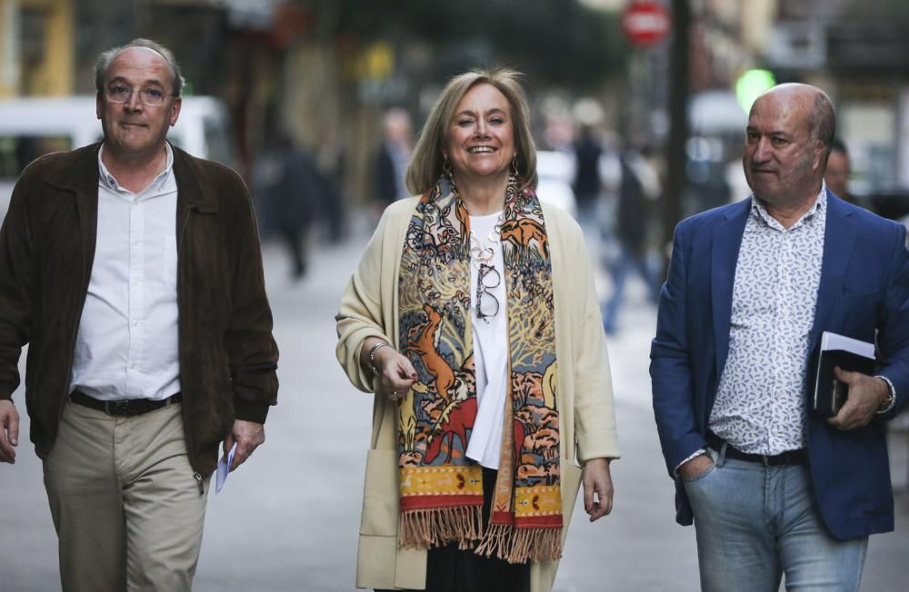 Mercedes Fernandez vota en la sede regional del PP.