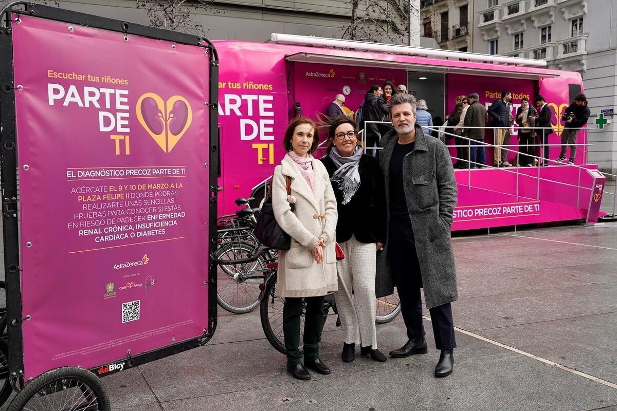 Representante de FEDE, Mercedes Maderuelo; Pilar Pasarón, directora de Asuntos Corporativos y Acceso al Mercado de AstraZeneca; y el actor, Jesús Olmedo-2