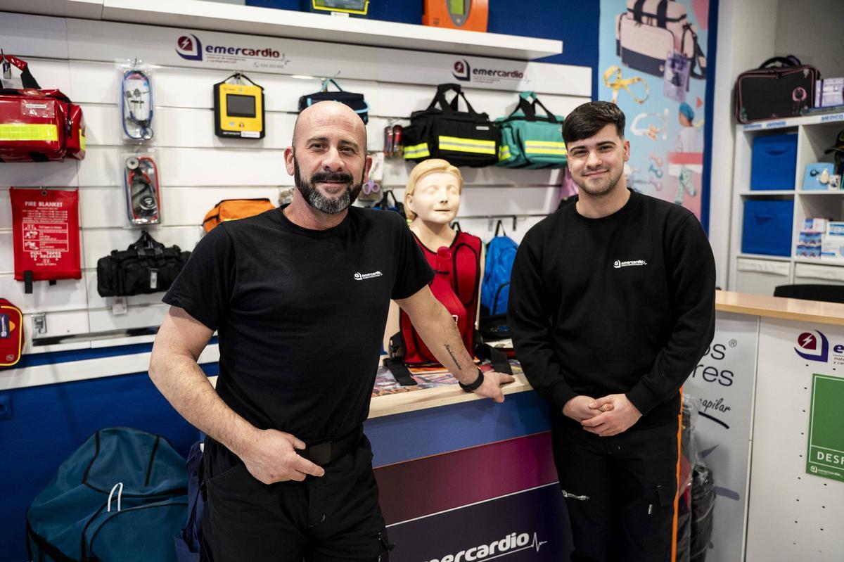 Juan Cambero, presidente de la Asociación de Radio Ayuda (ARA), junto a su hijo.