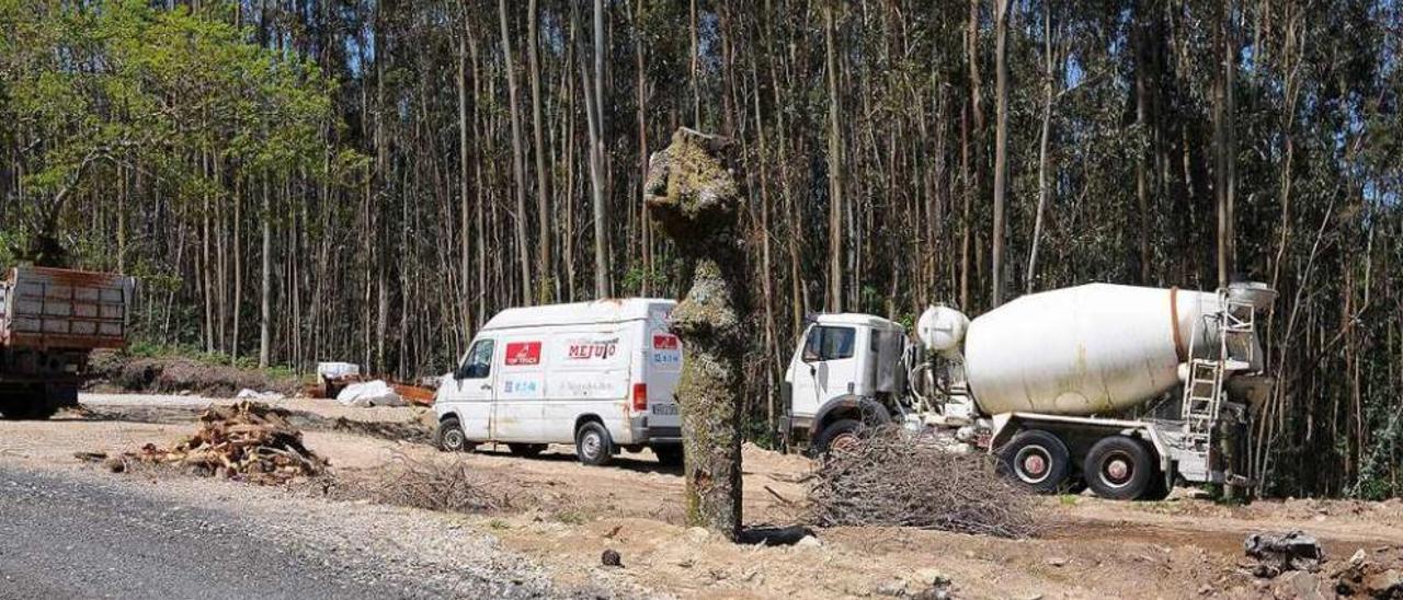 Zona en la que se talaron varios robles y que pertenece al área de protección del castro. // Bernabé/J. Lalín