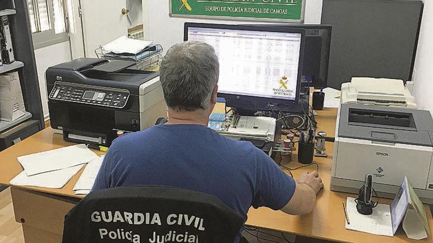 Un agente de la Policía Judicial de Cangas frente a un ordenador.