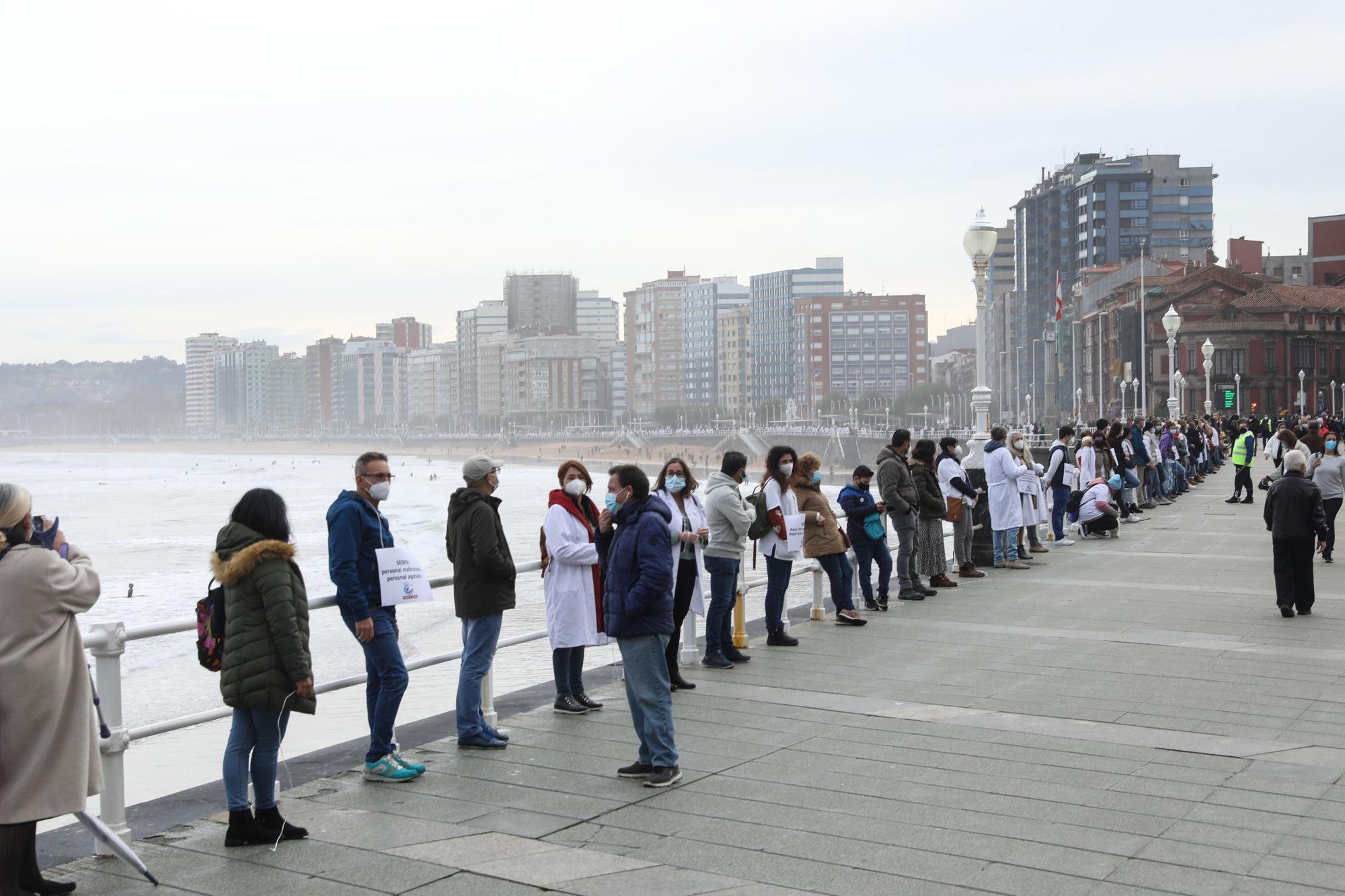 Cadena humana en Gijón por la sanidad pública