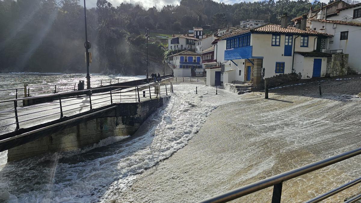 El espectacular oleaje en Tazones, en imágenes