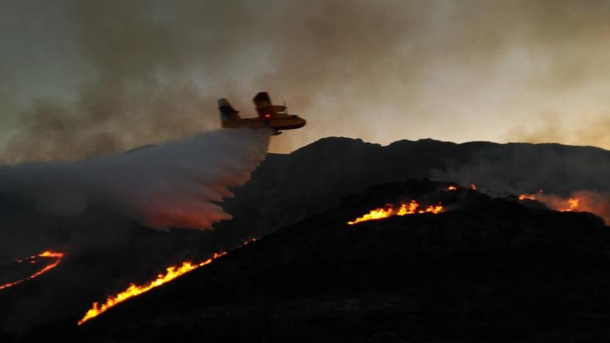 Un hidroavión en uno de los incendios recientes en el Macizo Central de Ourense