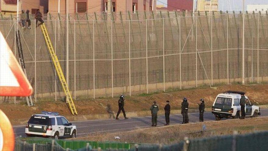 Una veintena de inmigrantes logran saltar la valla en Melilla