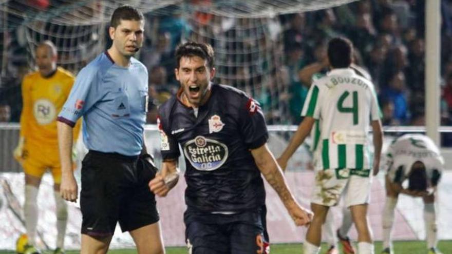 Borja Bastón celebra su gol de anoche en el Nuevo Arcángel mientras varios jugadores del Córdoba se lamentan. / lof