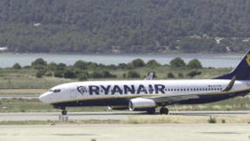 Imagen de archivo de un avión de Ryanair en el aeropuerto de Ibiza.