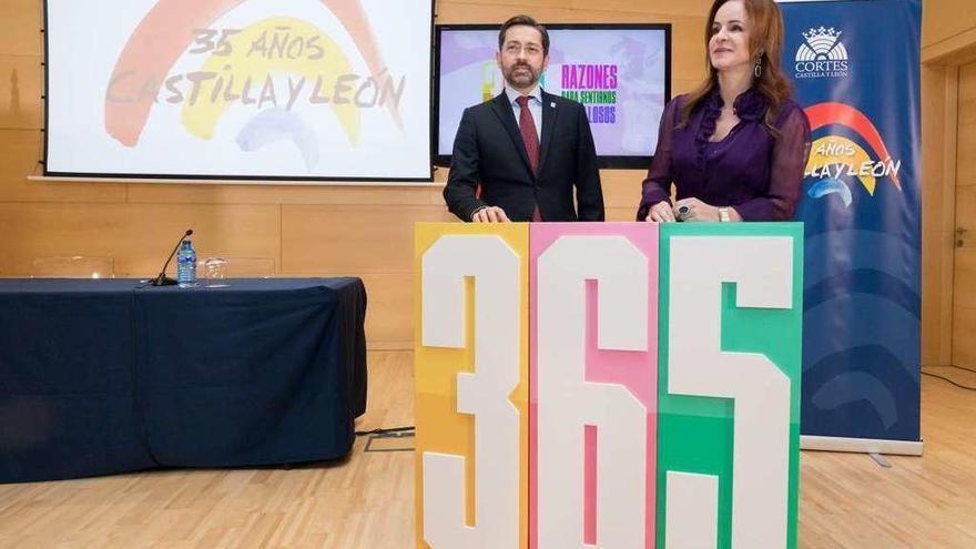 La presidenta de las Cortes, Silvia Clemente, y el director de RTVCyL, Eduardo Álvarez, presentan la campaña.