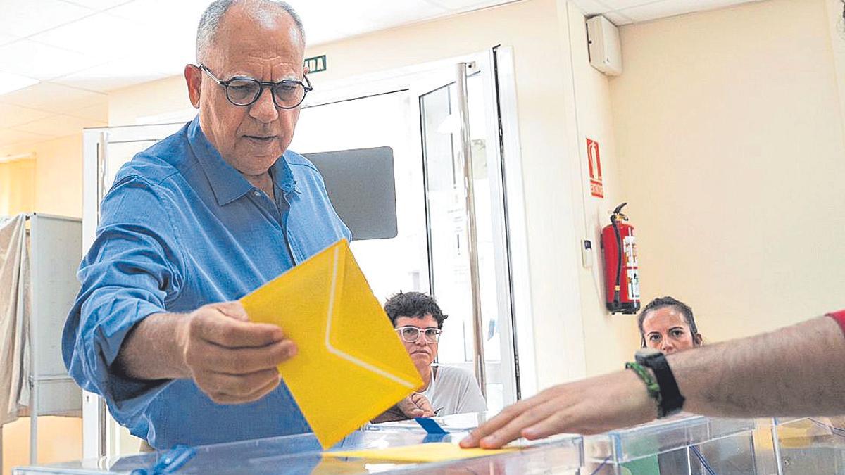 Casimiro Curbelo (ASG) vota ayer en La Gomera.