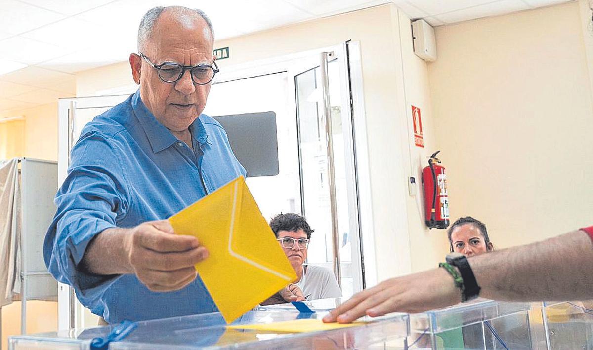 Casimiro Curbelo (ASG) vota ayer en La Gomera.