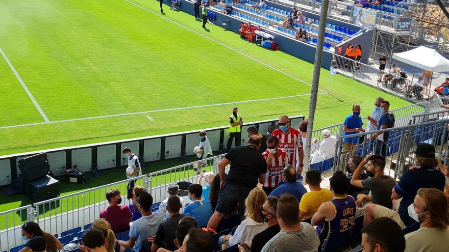 El derbi asturiano... en Ibiza: dos aficionados vieron el choque del Oviedo con camisetas del Sporting