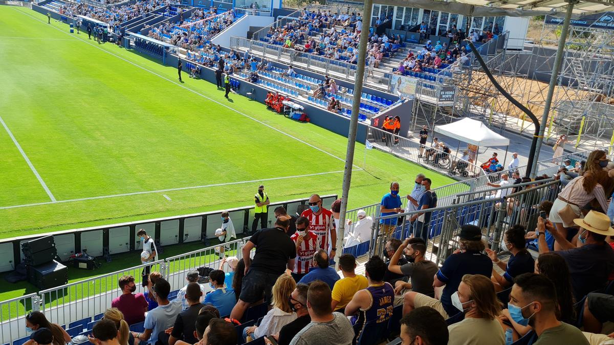 El derbi asturiano... en Ibiza: dos aficionados vieron el choque del Oviedo con camisetas del Sporting