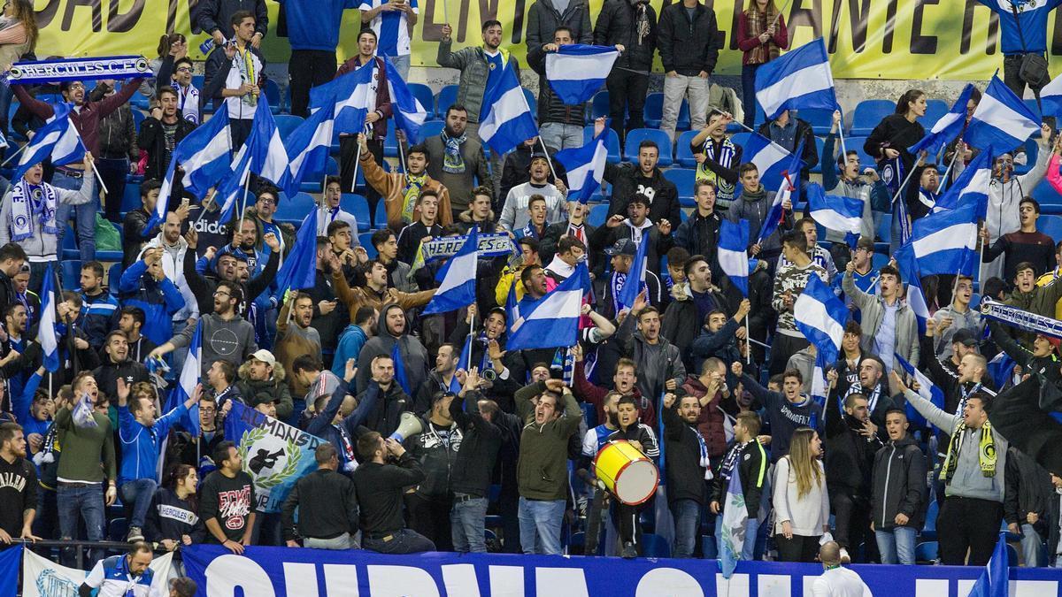 Imagen de archivo de la hinchada del Hércules animando a su equipo en el Rico Pérez de Alicante.