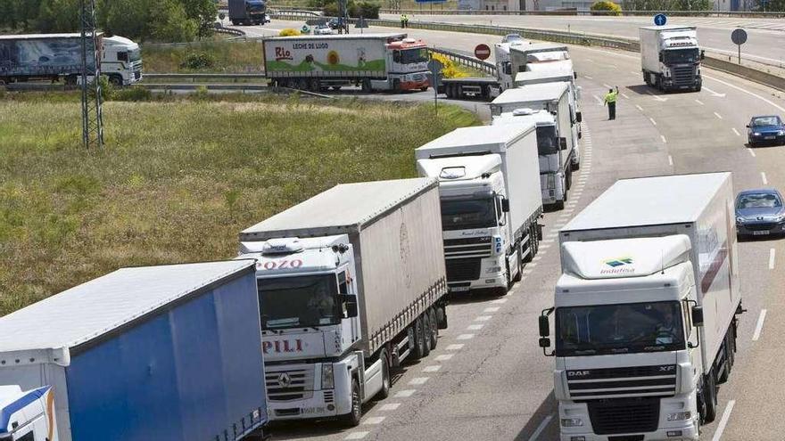 Camiones en las inmediaciones del centro de transportes de Benavente, a la salida de Galicia