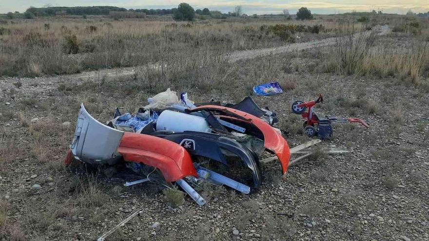 Restos de coches abandonados y matrículas: nuevo vertido ilegal en el paraje protegido del río Millars