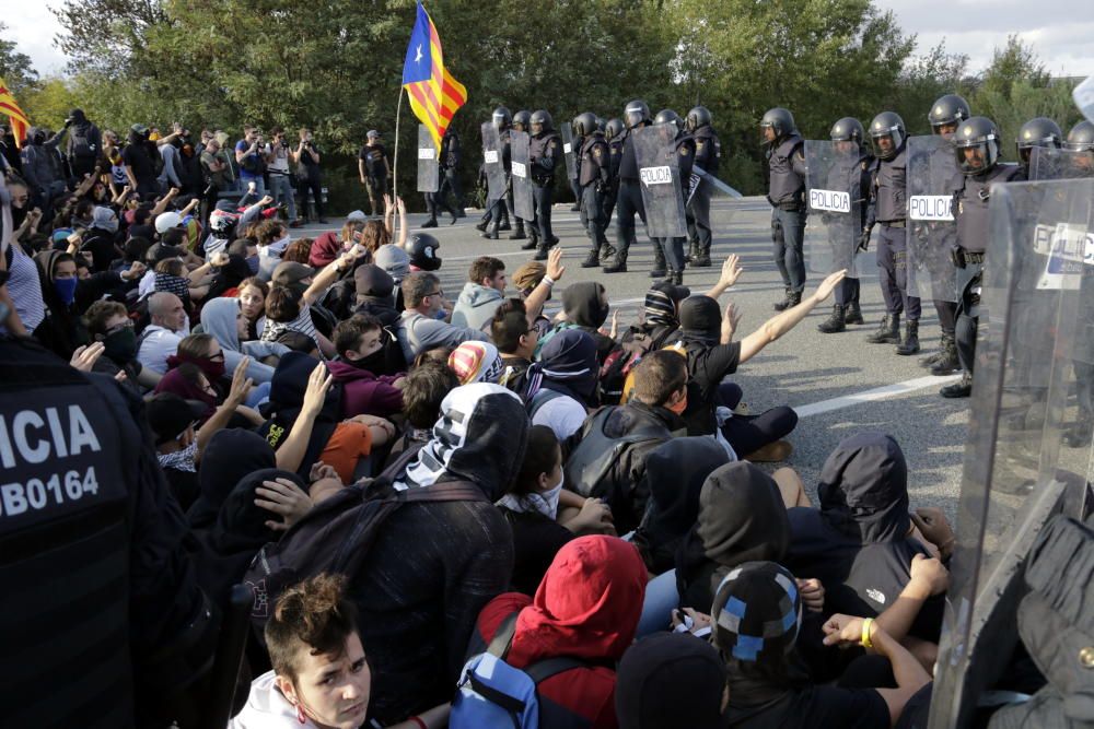 Desallotgen els manifestants que tallaven l'AP-7 a