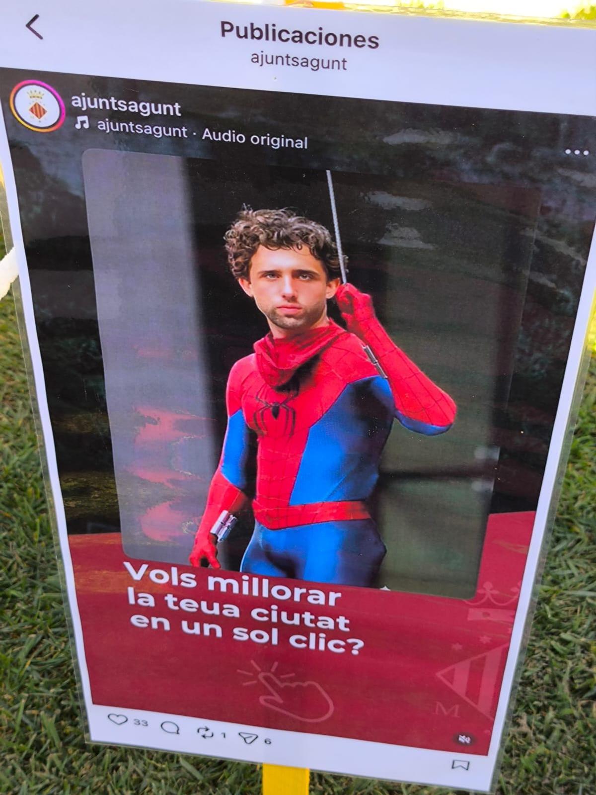 El alcalde de Sagunt, como un superhéroe en la red social municipal.