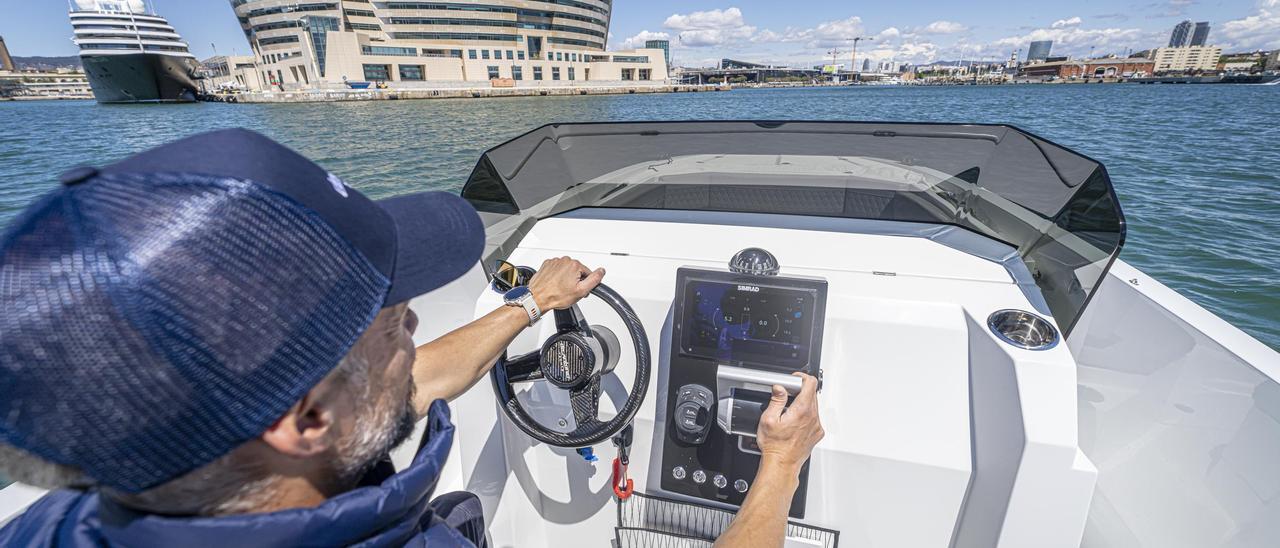 El patrón Alejandro Vidales navega con el barco eléctrico de De Antonio Yachts, el E23, que proveerá a la organización de la Copa América de vela.