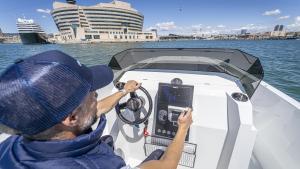 El patrón Alejandro Vidales navega con el barco eléctrico de De Antonio Yachts, el E23, que proveerá a la organización de la Copa América de vela.