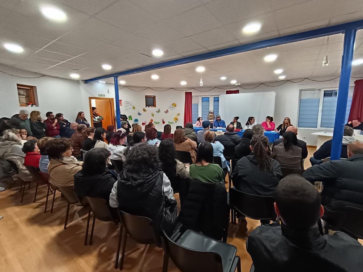 Participantes en la asamblea vecinal del lunes en la sede vecinal de La Luz.