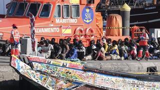 Detenidos nueve migrantes por piratería tras amotinarse en el barco que los rescató