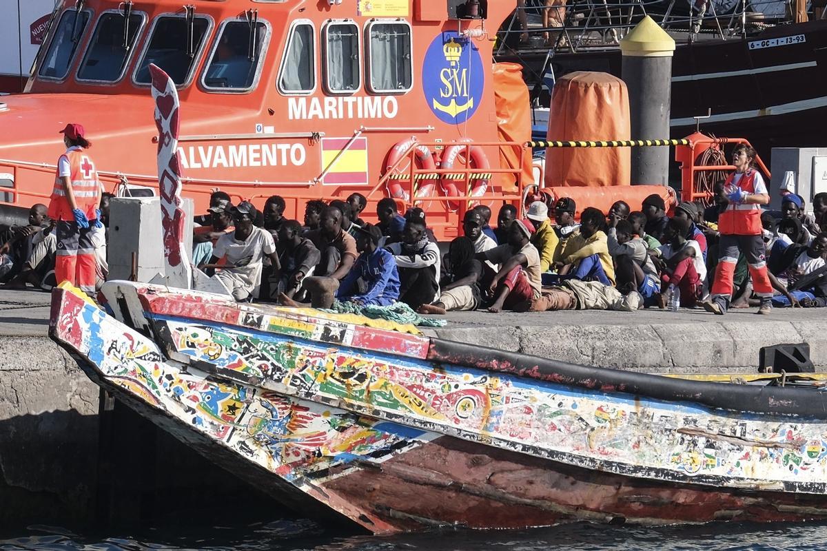 Personas migrantes en una patera llegada a Canarias