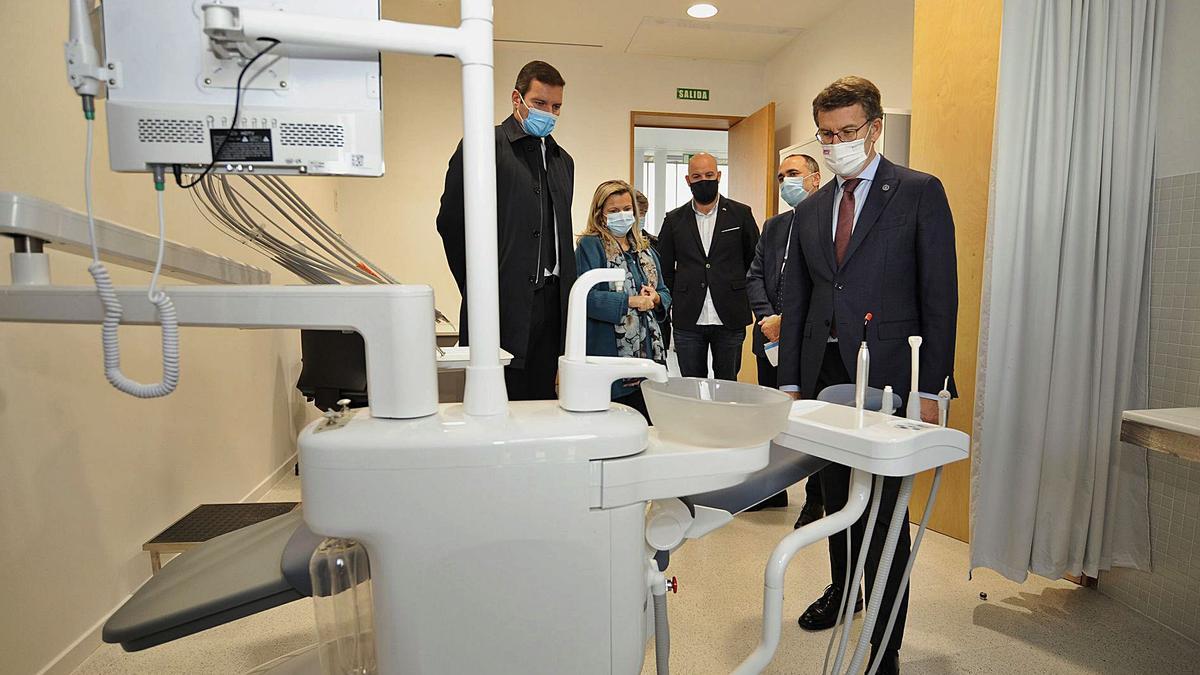 El presidente de la Xunta observa el equipamiento de una de las consultas de higienista dental del nuevo centro de salud.   | // BERNABÉ/JAVIER LALÍN