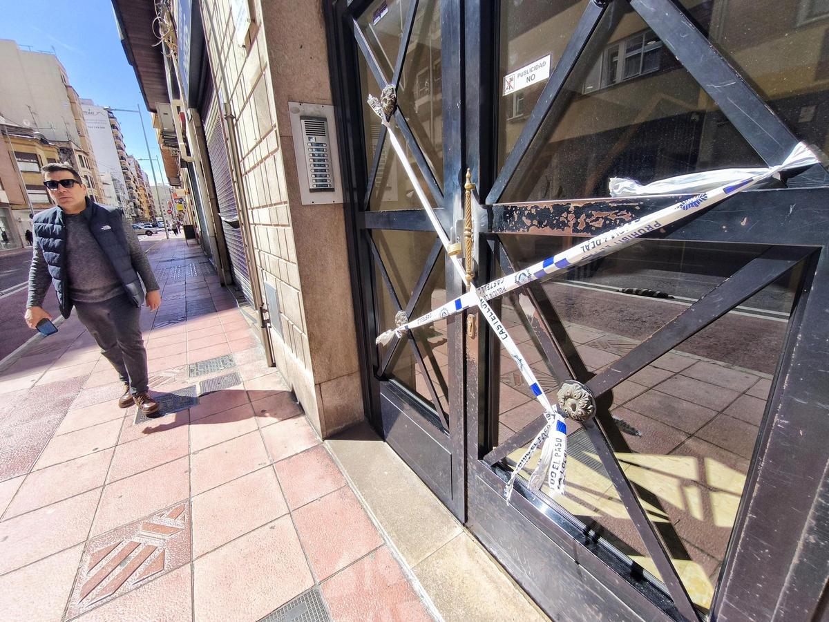 Un detalle de la puerta prohibiendo el paso, este jueves.