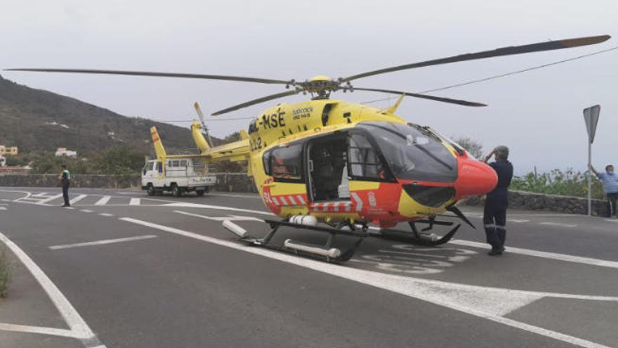 El helicóptero medicalizado aterriza en la carretera para trasladar al hombre herido.