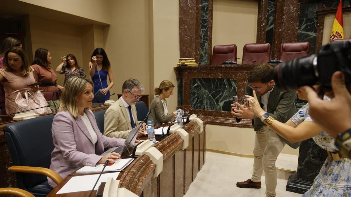 Conchita Ruiz, antes de comenzar su intervención en la Asamblea.