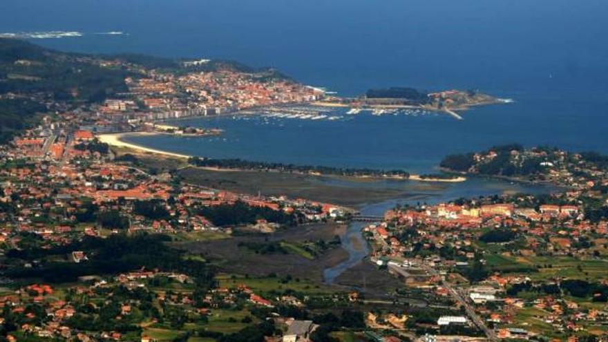 Vista aérea de la comarca del Val Miñor, cuya historia recoge el libro de Carmen Pérez.  // Faro