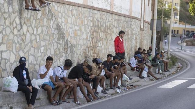 Migrants fan cua per rebre ajuda humanitària a Ceuta (Espanya).