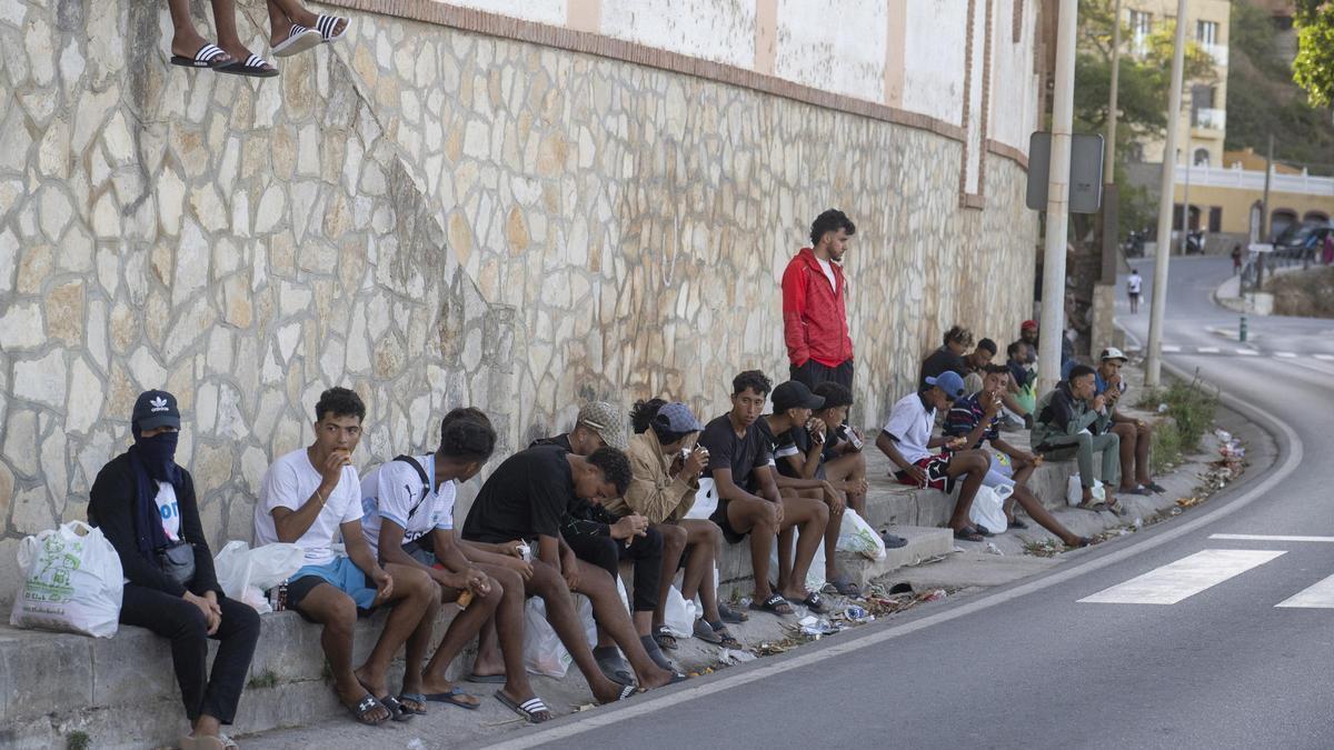 CRISIS MIGRATORIA | El mando único pacta los espacios para acoger a los migrantes en Ceuta y acelerar las repatriaciones