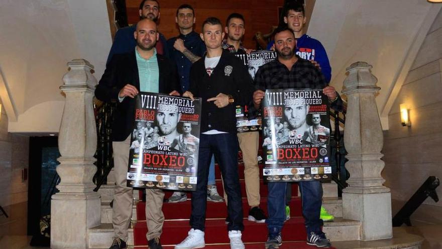 En primera fila, Jesús Martínez, Pablo Fuego y Borja Álvarez, junto a varios de los púgiles de la velada.