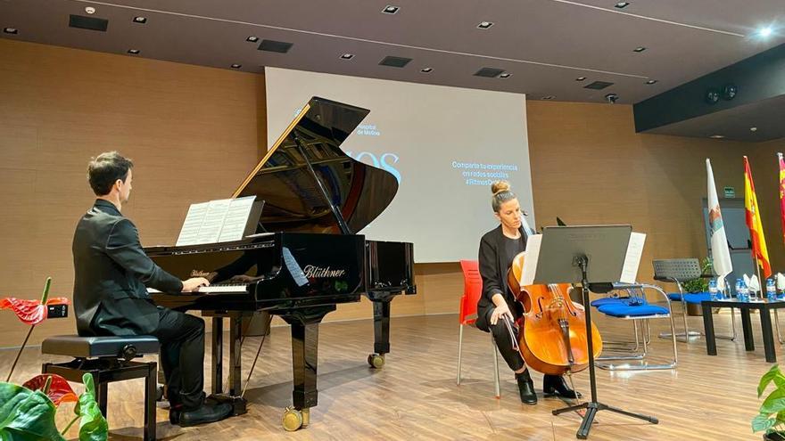 La jornada comenzó con un concierto de piano y chelo.