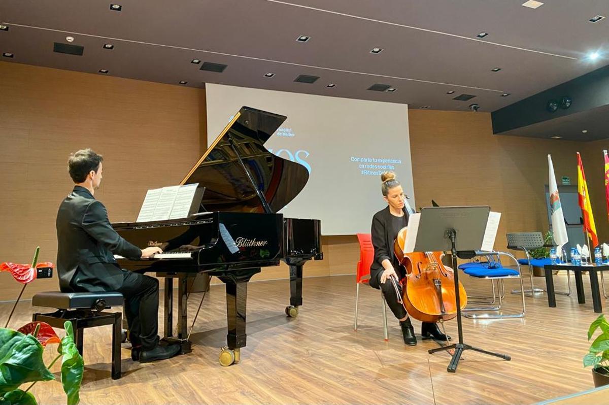 La jornada comenzó con un concierto de piano y chelo.