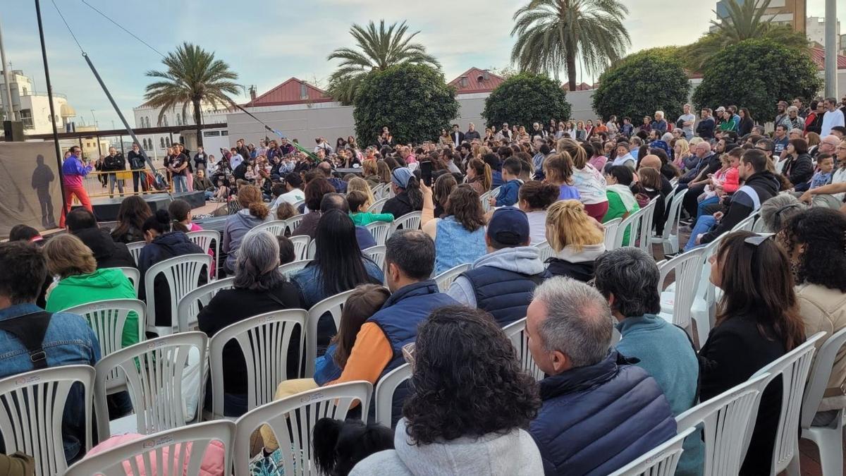 La primera jornada del festival 'Grau de Circ' congrega a cerca de 2.000 personas.