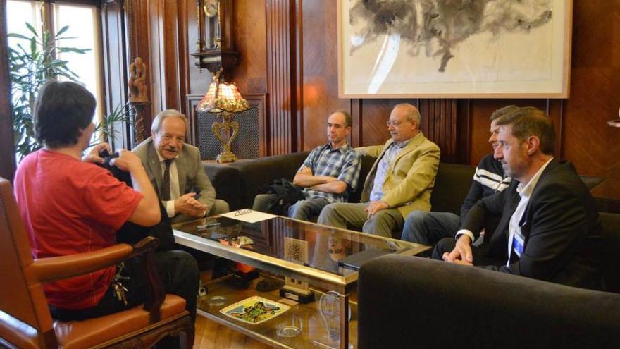 Wenceslao López, a la izquierda, junto a Ignacio del Páramo, de espaldas, durante la reunión con los miembros de Manos por el Naranco.