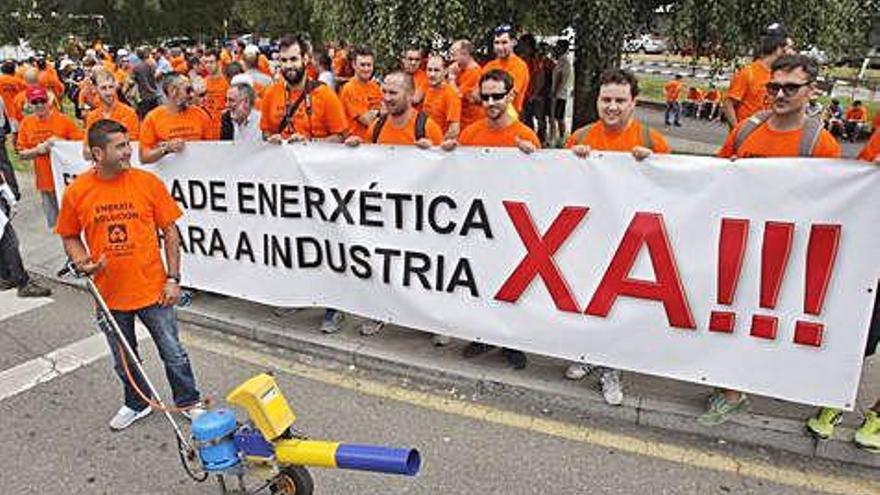 Movilización de trabajadores de Alcoa por una solución al problema energético de la gran industria.