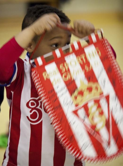 Visita de jugadores del Sporting al colegio Gloria Fuertes de Gijón