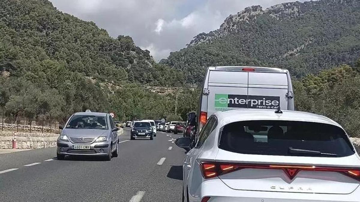 Bekanntes Bild auf der Strecke zwischen Palma und Sóller: ein Auto am anderen.