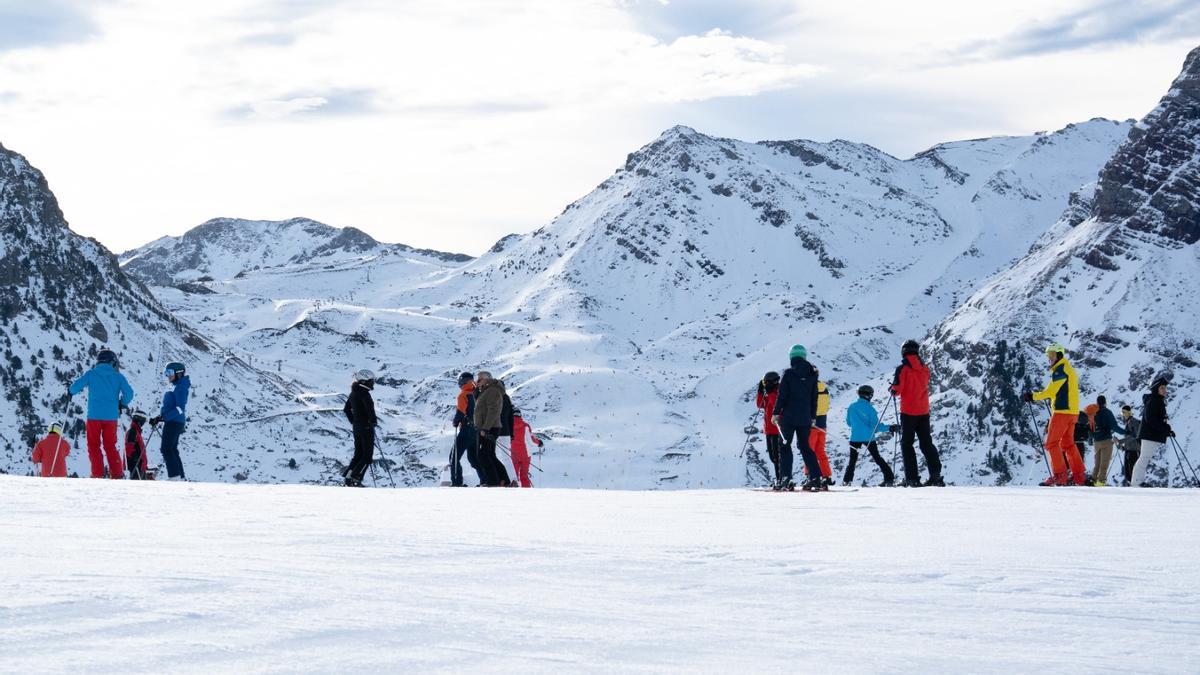 Un grupo de esquiadores en la estación de Formigal, este fin de semana.