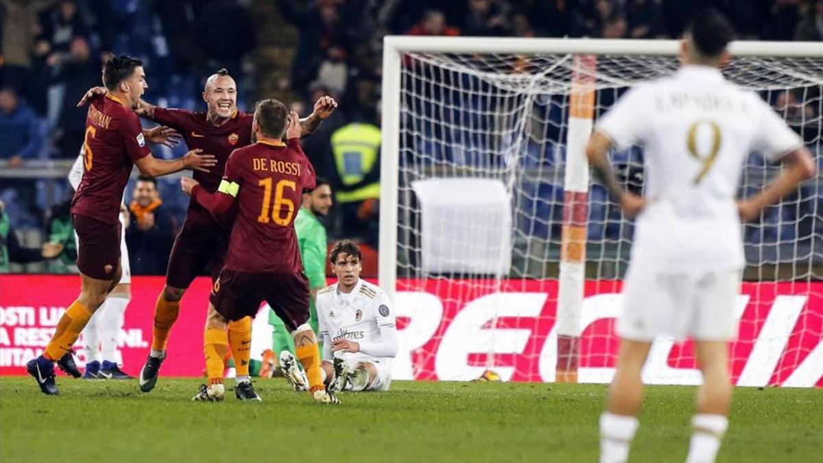 Nainggolan celebra el gol que decantó la victoria para la Roma en el duelo contra el Milan