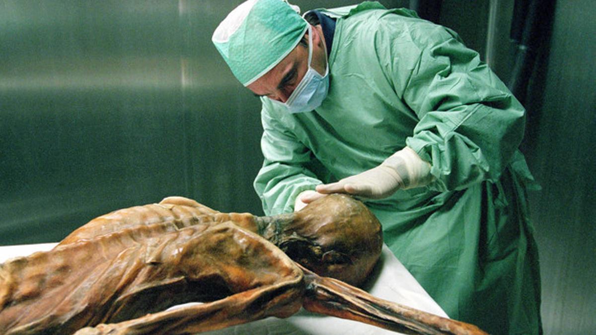 Uno de los investigadores, con la momia Ötzi.